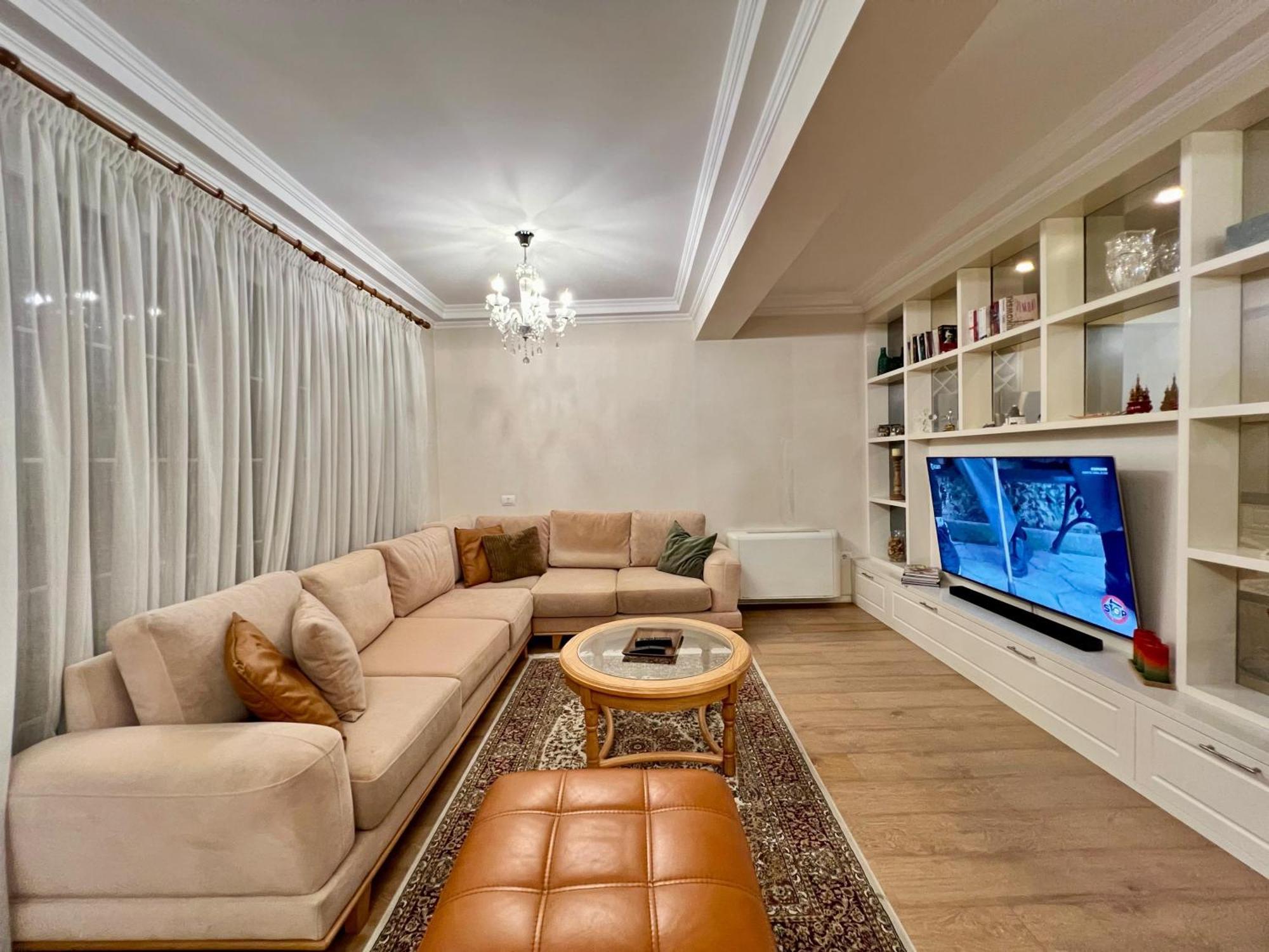 Apartament House *